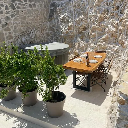 Krka Waterfalls Apartman Skradin